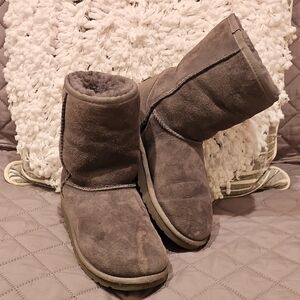 UGG Classic Short Boots in Gray